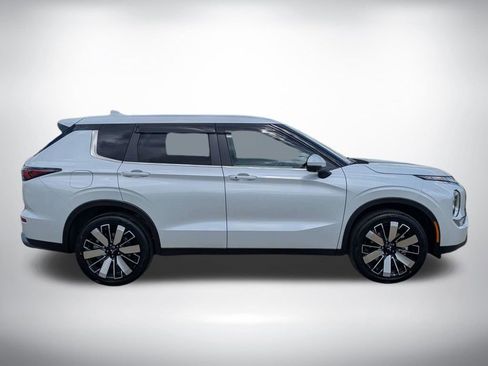 New 2026 Mitsubishi Outlander SE FWD image 2