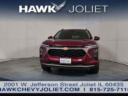 Used 2025 Chevrolet Trax LT w/ LT Convenience Package FWD image 3