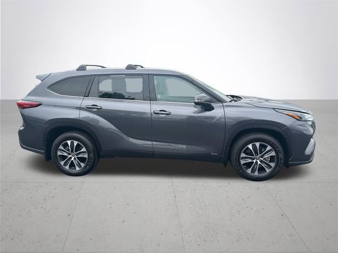 Used 2022 Toyota Highlander XLE AWD/4WD image 6