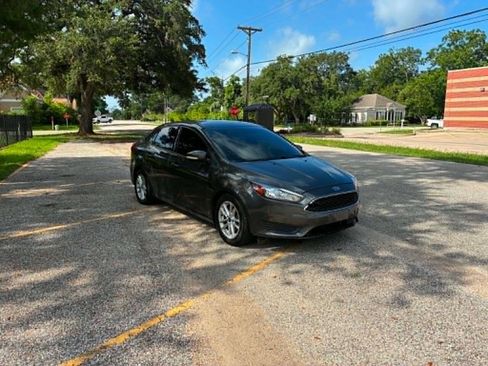 Used 2017 Ford Focus SE FWD image 3