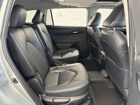 Used 2023 Toyota Highlander XLE AWD/4WD image 45