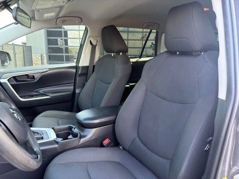 Used 2019 Toyota RAV4 LE AWD/4WD image 11