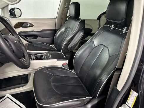 Used 2023 Chrysler Pacifica Limited FWD image 13
