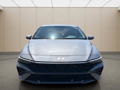 Used 2025 Hyundai Elantra SE image 8