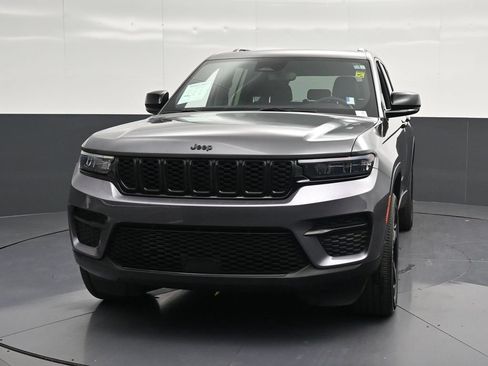 Used 2024 Jeep Grand Cherokee Altitude AWD/4WD image 6