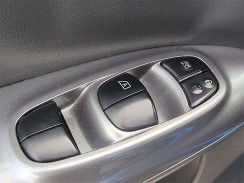 Used 2011 Nissan Juke S image 11