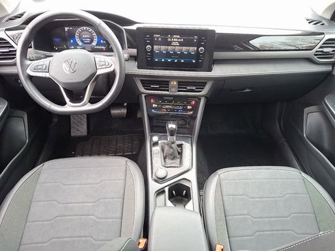 Certified 2025 Volkswagen Taos SE image 15