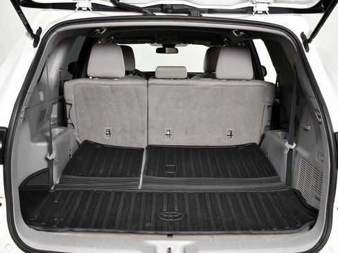 Used 2019 Toyota Highlander LE image 25