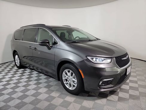 Used 2022 Chrysler Pacifica Touring-L image 4