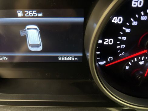 Used 2023 Kia Carnival LX image 21