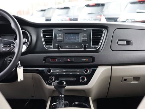 Used 2017 Kia Sedona LX image 11
