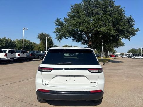 Used 2023 Jeep Grand Cherokee Limited w/ Black Appearance Package AWD/4WD image 6