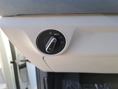 Certified 2025 Volkswagen Jetta SE w/ Sunroof Package image 25