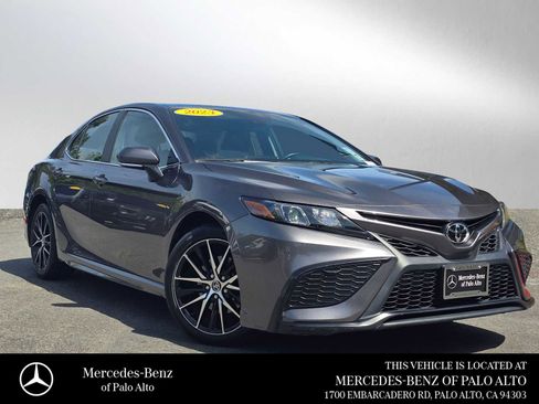 Used 2023 Toyota Camry SE FWD image 1