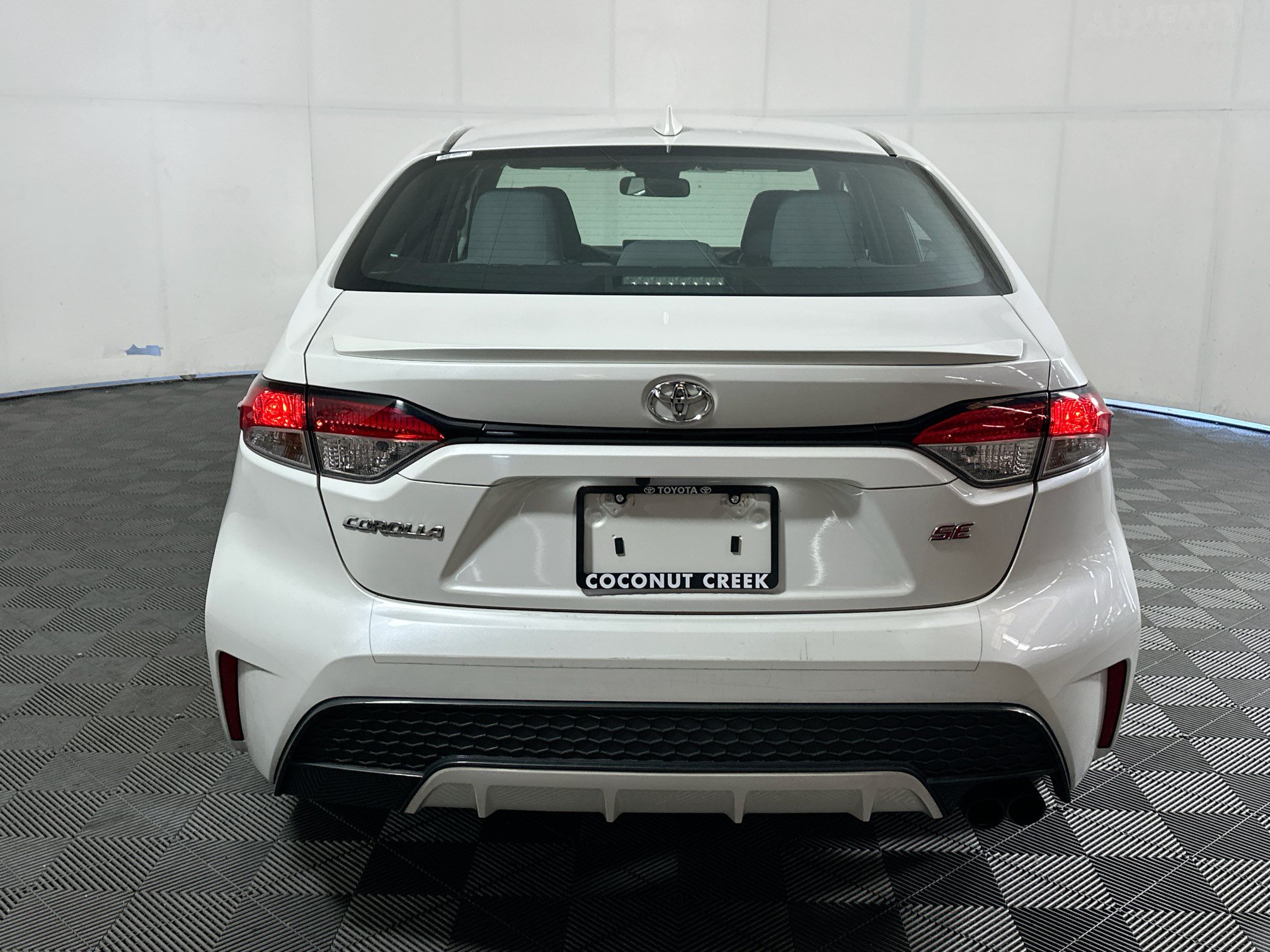 Used 2020 Toyota Corolla SE w/ SE Premium Package FWD image 4