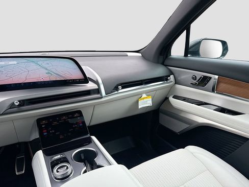 New 2026 Cadillac Vistiq Sport w/ LPO, Floor Liner Package image 24