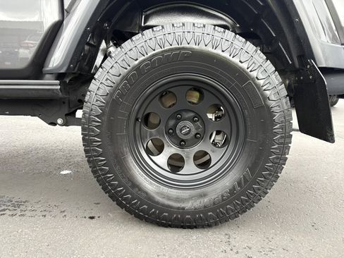 Used 2020 Jeep Gladiator Overland image 13