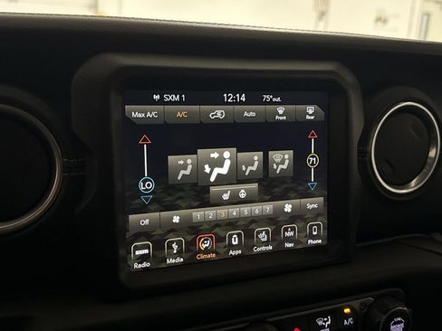 Used 2018 Jeep Wrangler Unlimited Sahara AWD/4WD image 17