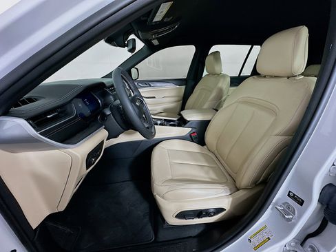 Used 2023 Jeep Grand Cherokee Limited image 13