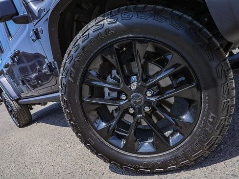 Used 2024 Jeep Gladiator Sport AWD/4WD image 2