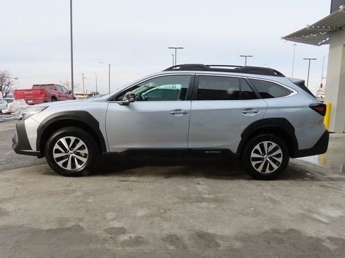 Used 2025 Subaru Outback Premium w/ Popular Package #1A image 4