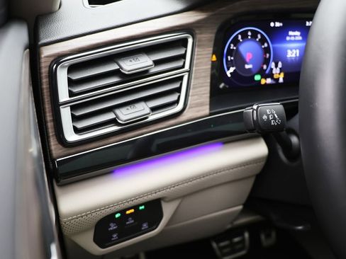 Used 2025 Volkswagen Atlas SEL Premium R-Line image 19