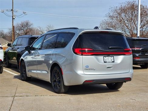 New 2026 Chrysler Pacifica Select image 4