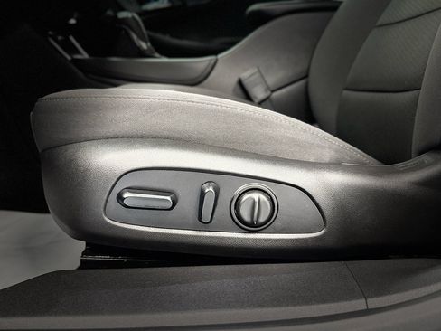 Used 2018 Chevrolet Malibu LT FWD image 15