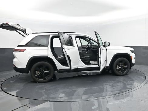 Used 2023 Jeep Grand Cherokee Altitude AWD/4WD image 30