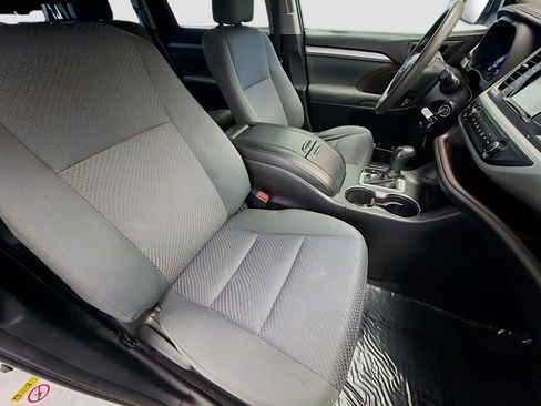 Used 2019 Toyota Highlander LE w/ Carpet Mat Package (TMS) image 15