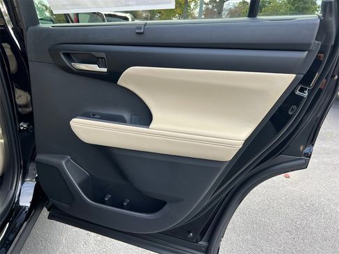 New 2025 Toyota Highlander XLE image 16