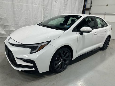 Used 2025 Toyota Corolla SE w/ SE Premium Package image 3