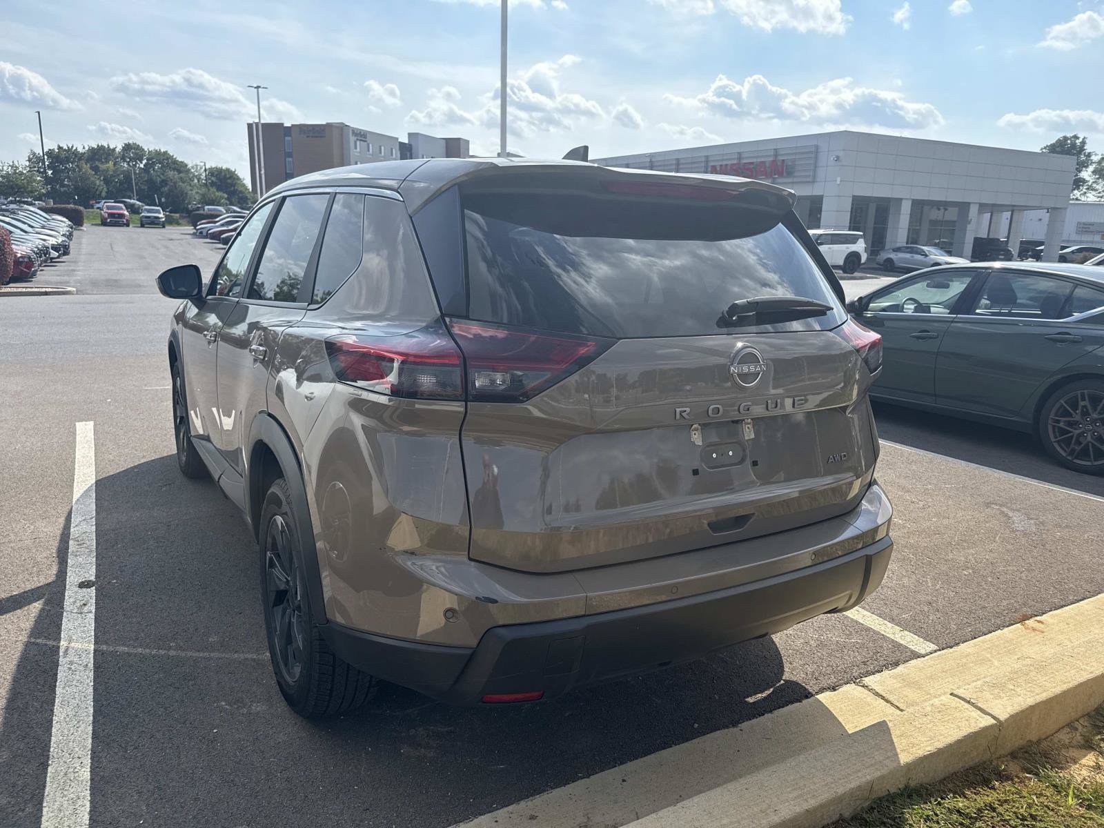 Used 2025 Nissan Rogue SV AWD/4WD image 2