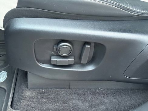 Used 2024 Land Rover Discovery Dynamic SE image 13