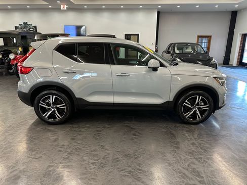 Used 2025 Volvo XC40 B5 Core image 3