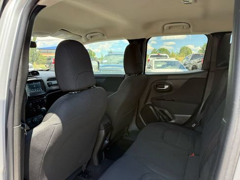 Used 2020 Jeep Renegade Latitude AWD/4WD image 17