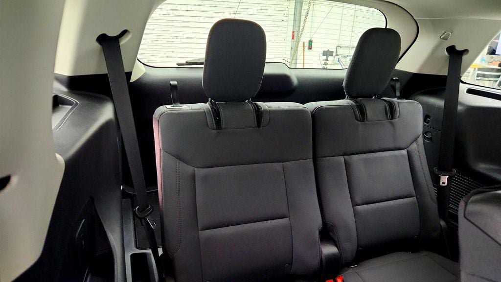 Used 2025 Ford Explorer Active AWD/4WD image 24