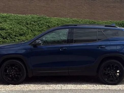 Used 2022 GMC Terrain SLT w/ Elevation Edition FWD image 2