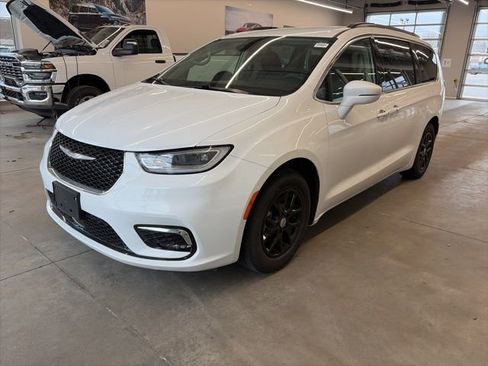 Certified 2022 Chrysler Pacifica Touring-L image 1