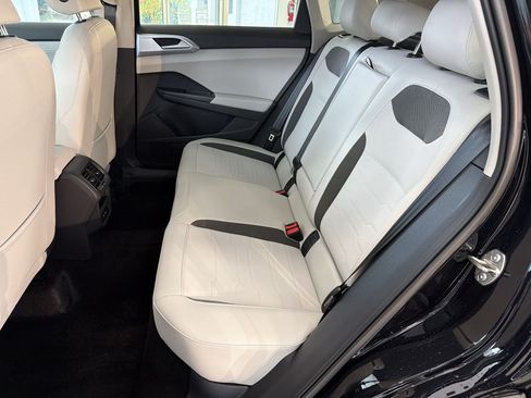 New 2026 Volkswagen Taos SE FWD image 22