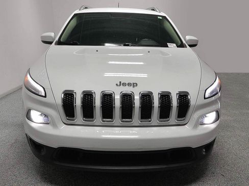 Used 2018 Jeep Cherokee Latitude FWD image 3