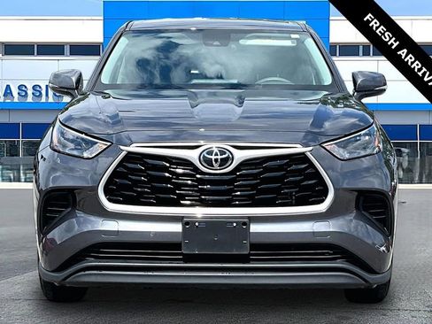 Used 2023 Toyota Highlander L FWD image 2