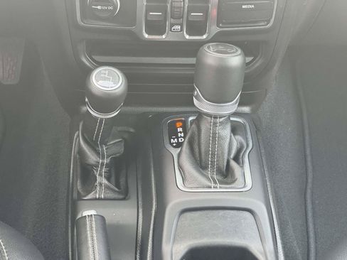 Used 2019 Jeep Wrangler Unlimited Sahara AWD/4WD image 27