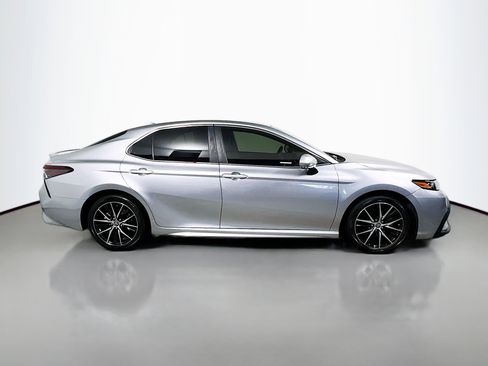 Used 2024 Toyota Camry SE image 3