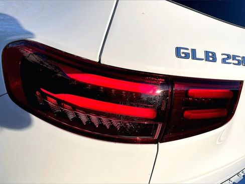 Used 2025 Mercedes-Benz GLB 250 4MATIC image 32