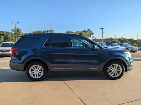 Used 2017 Ford Explorer XLT w/ Equipment Group 202A FWD image 4