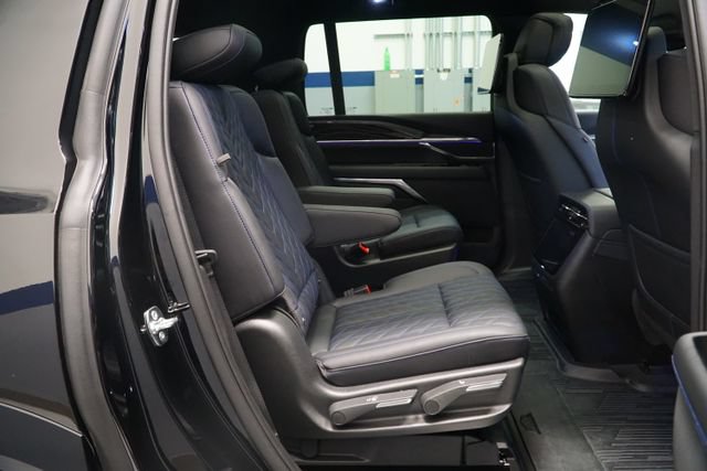 Used 2026 Cadillac Escalade IQL Sport 1 w/ LPO, ONYX Package AWD/4WD image 20