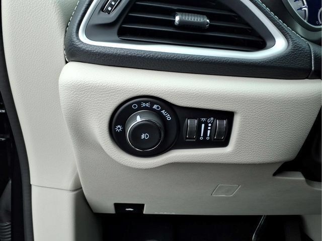 Used 2024 Chrysler Pacifica Touring-L w/ Uconnect Theater Family Group AWD/4WD image 21