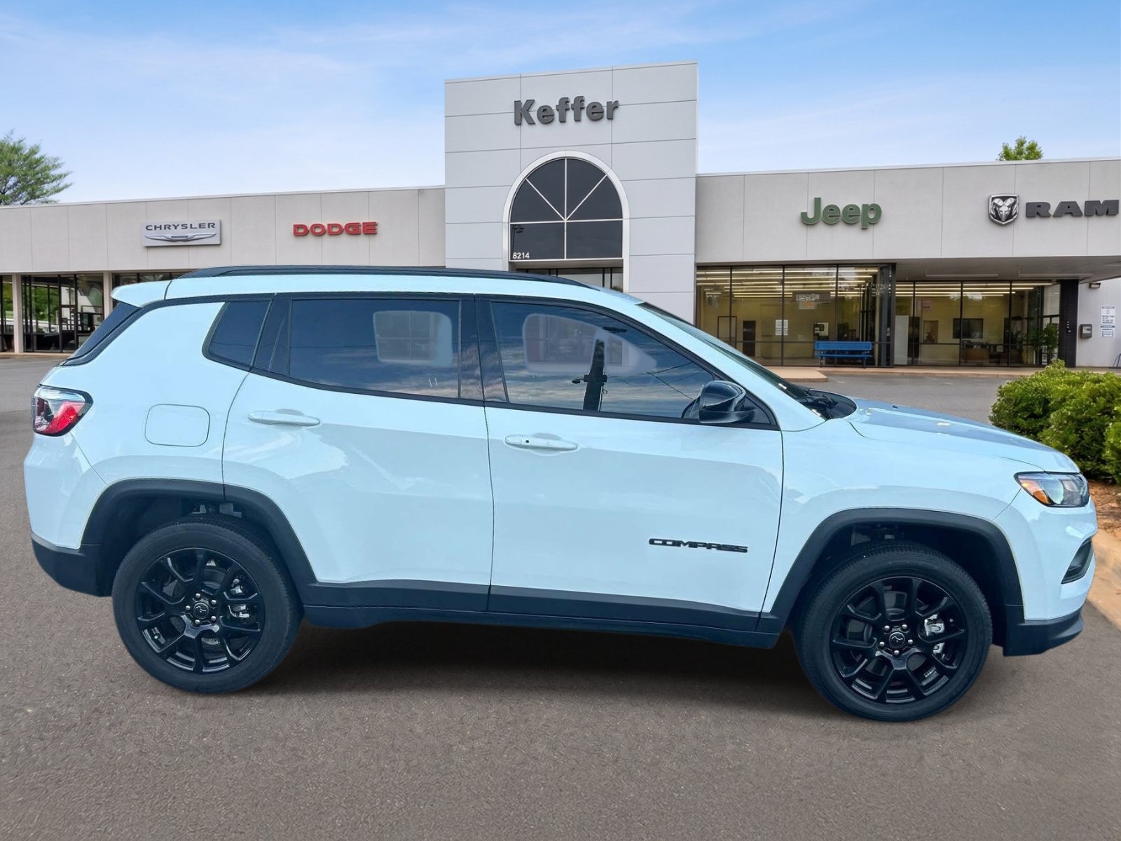 Used 2026 Jeep Compass Latitude AWD/4WD image 4