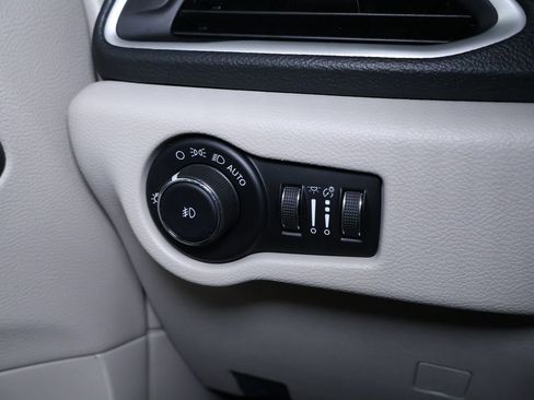 Used 2023 Chrysler Pacifica Touring-L image 25